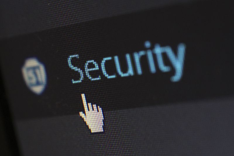 Pantalla de computadora mostrando documentos digitales y datos estructurados